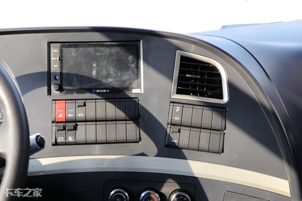 东风天龙4x2港口牵引车,目前最便宜4x2港口牵引车