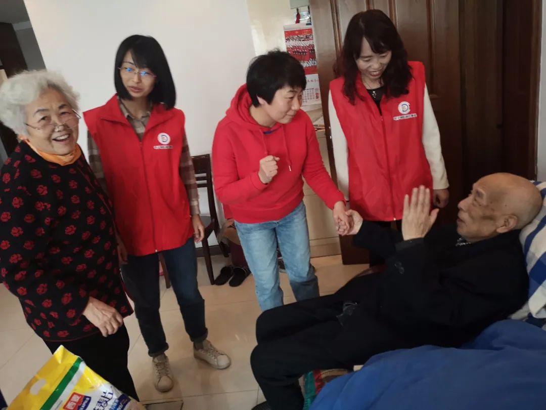 电子城街道紫薇社区*党**支部书记李霞：给老旧小区“换新装”让居民幸福“笑开颜”