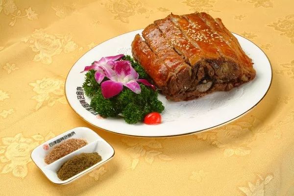 北京铜锅涮肉是哪的羊肉,老北京铜锅涮肉为啥是清水