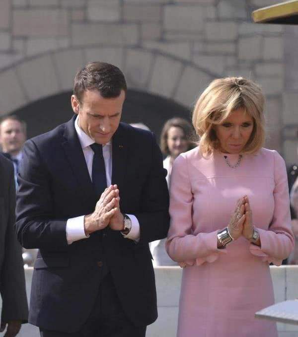 法国总统真Man！跟大25岁老婆出海频繁秀肌肉，布丽吉特一脸漠然