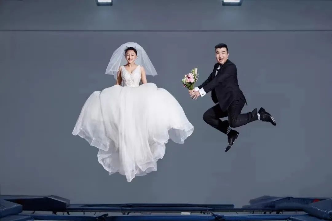 复古街拍拍婚纱照姿势,跟着明星get婚纱照万能姿势