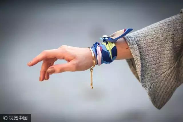 90后都不戴丝巾?谁说的!这种即优雅又酷的单品早就红透时尚圈了