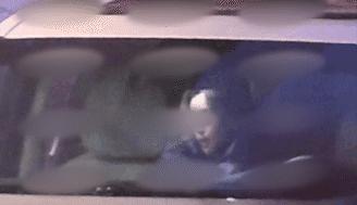 baby深夜撸串补充体力，携助理赶行程累到狂打哈欠