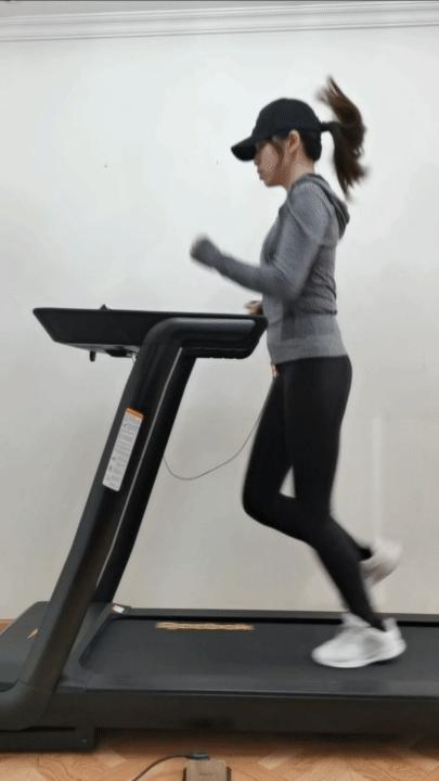 跟着小姐姐一起锻炼,跑步机推荐家用锐步