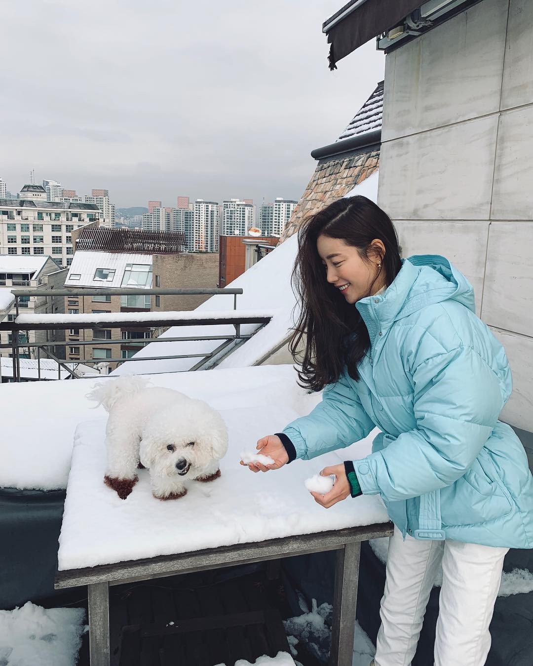 韩国小姐姐日常穿搭太有个性了！镂空长裙+黑夹克背心展现野性美