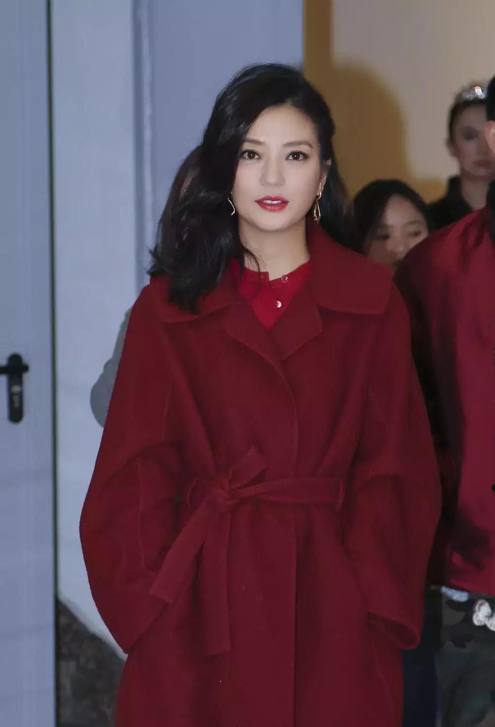 小花妹妹不打马赛克了！抱着邓超的手有点害羞，不笑是因为孙俪