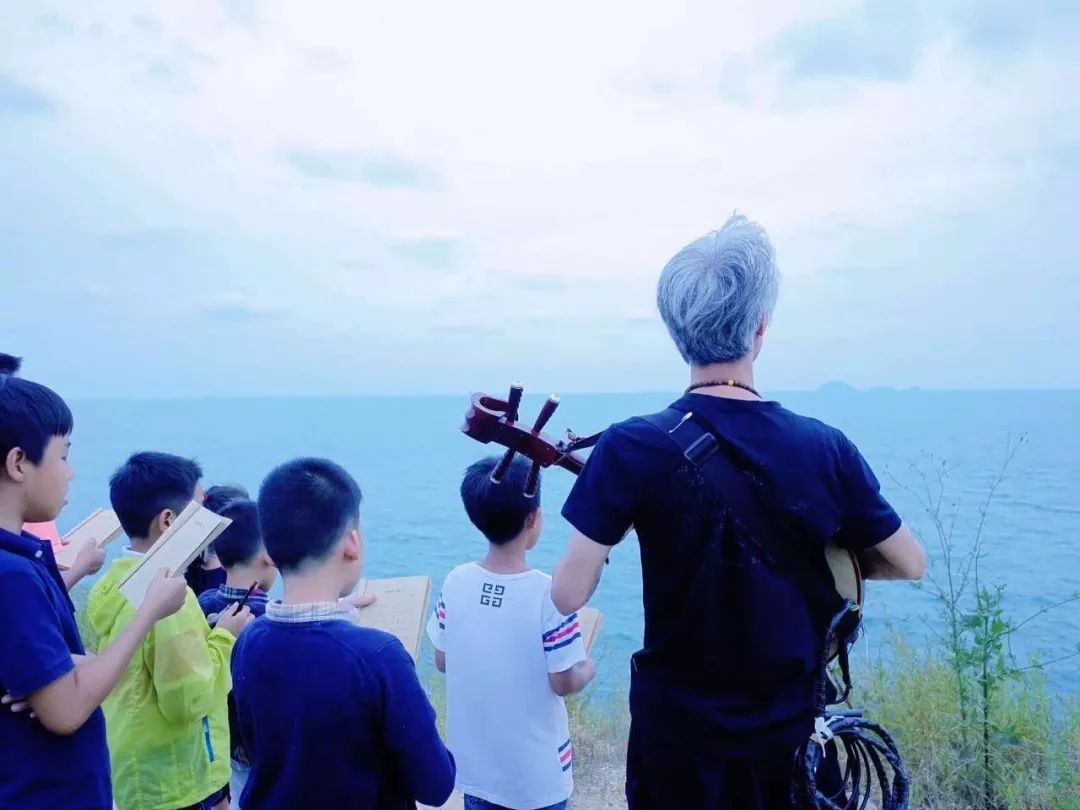 一个中年鬼才，整天逛公园，缠着大爷大妈给他唱歌