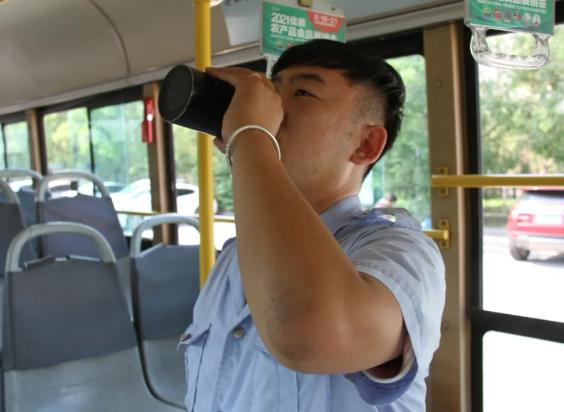 不惧考验高温天致敬列车搓澡人,不畏高温酷暑奋战一线