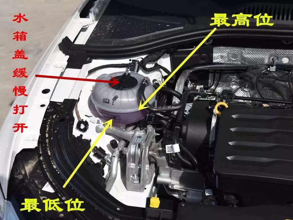 防冻液过期了对发动机有什么影响,膨胀水箱水加满了会怎么样