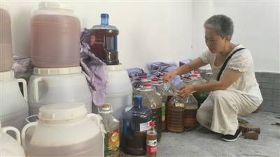 “再没买过洗发液！”两阿姨自制上万斤“土酵素”，洗头洗澡洁厕拖地