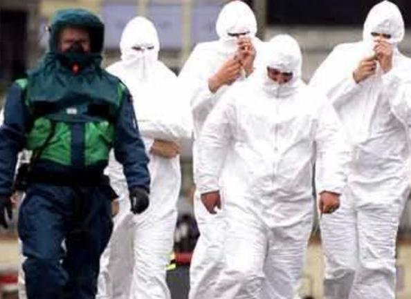 英国大爷用卫生巾当口罩,逛超市众人围观,你大爷还真是你大爷