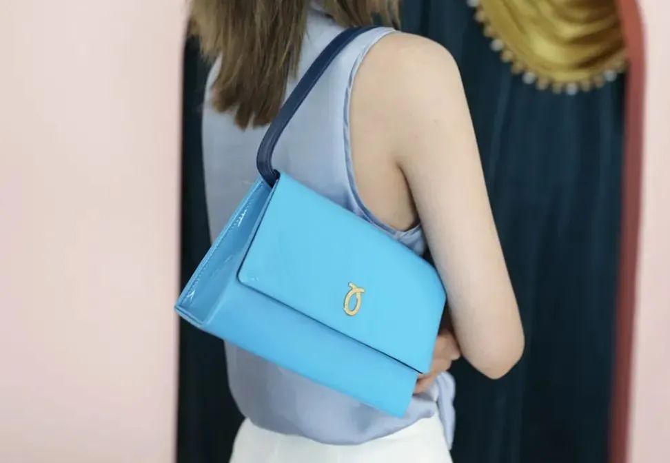 英国女王拿过的包包,英国伊丽莎白女王二世包包