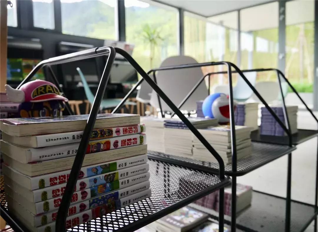 重回校园体验大学生,重回校园操场体验青春活力