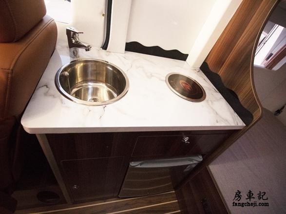 外表普通内装豪华的房车,简约的房车