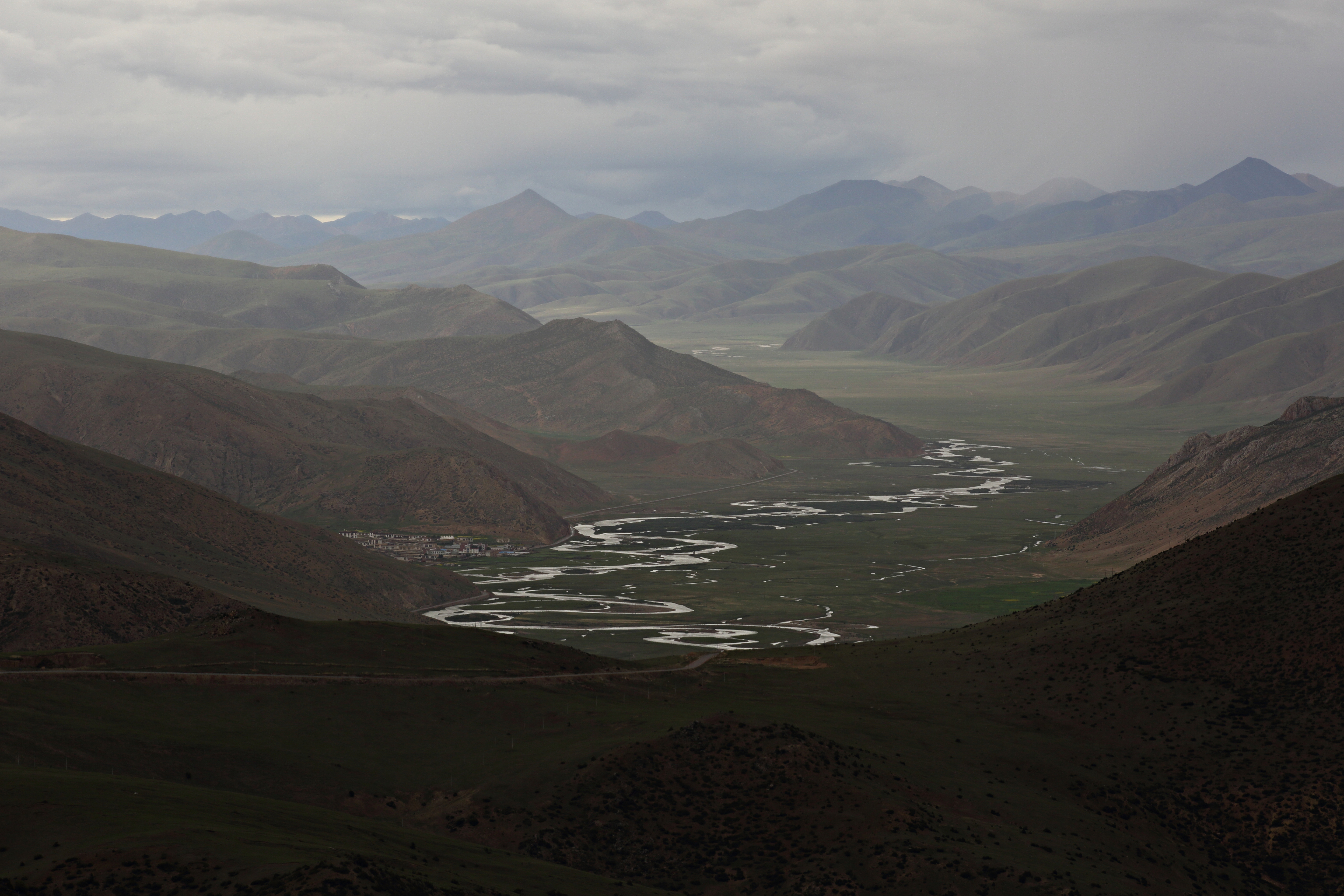 *藏西**有个小镇被称为世界第一高城，里面的居民动不动就出国做生意