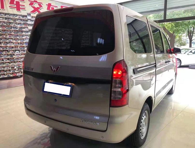 试驾白色五菱宏光v新款国六,五菱宏光v沉浸式看车