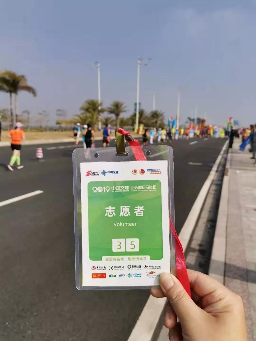 在街头当志愿者,凌晨四点出门当志愿者