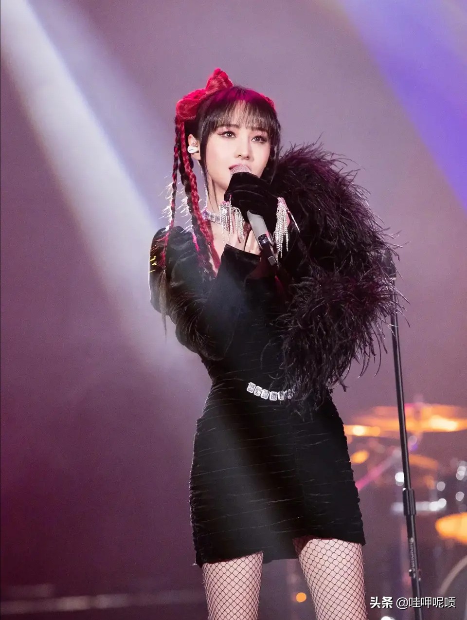 郑爽化身“暗黑萝莉”，黑色羽毛短裙配渔网袜，酷炫造型性感迷人