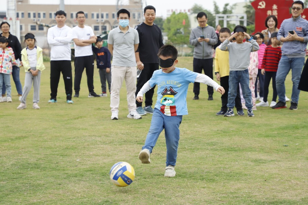 东莞东城莞师附小2022届604班,莞师附小学生踢球