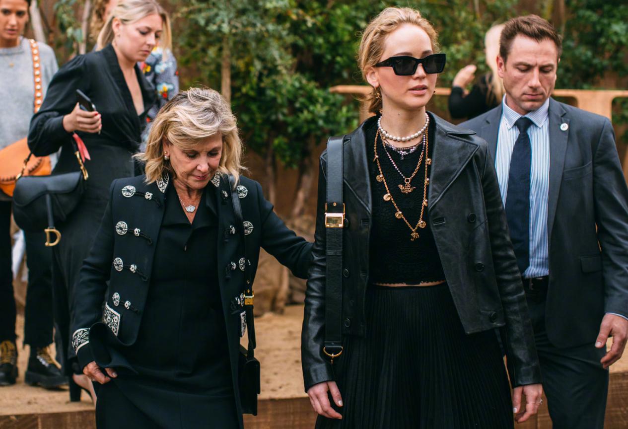 新中式皮衣内搭搭配才显高级,皮衣怎么搭配才显高级秋冬