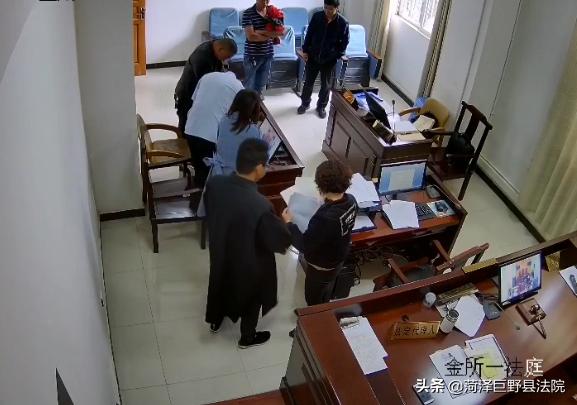 嚣张！一女子法庭上撕毁证据！法院：罚1.1万！责令其面对宪法悔过！