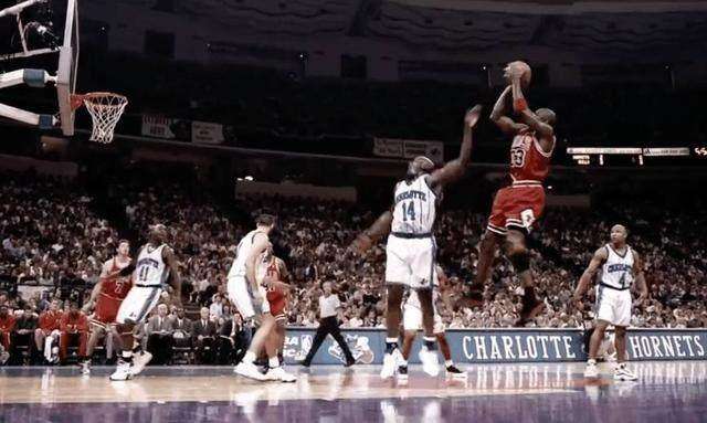 三角进攻的最后荣光，当属科比、乔丹最擅长的“换位三角进攻”