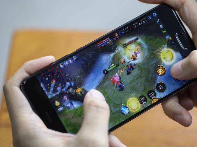 男孩玩游戏结果被游戏气死,男孩玩游戏失败气晕