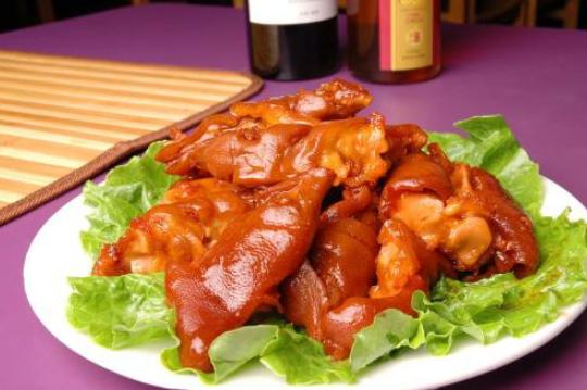 酱猪蹄的家常做法软烂视频,年夜饭酱猪蹄这样做软烂入味