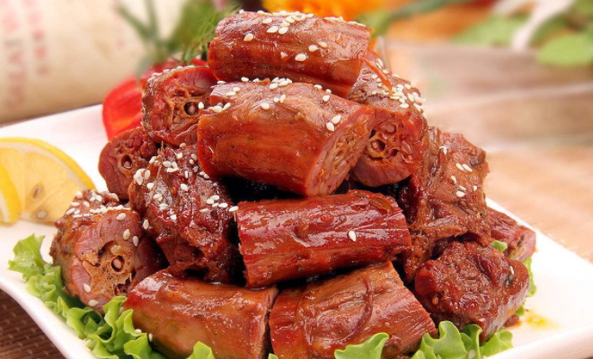 绝味鸭脖20斤卤水要加多少鸡精,绝味鸭脖卤水里面要加火锅底料吗