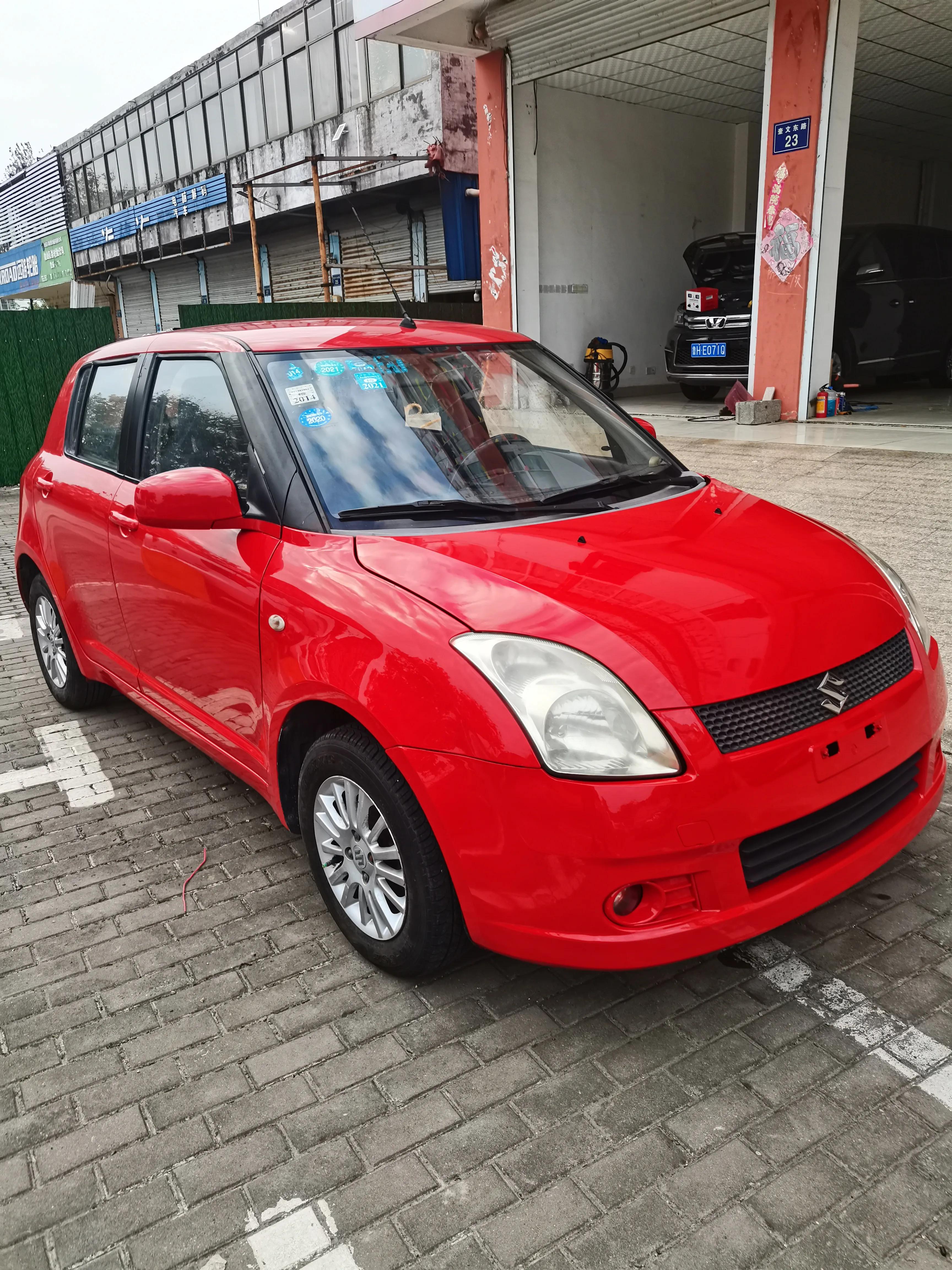 铃木红色雨燕超清,红颜色的小铃木