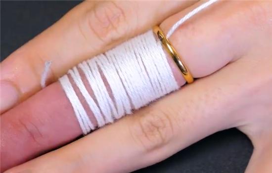 戒指戴久了取不出来今天教你一招,用牙签不用绳子就能把戒指弄出来