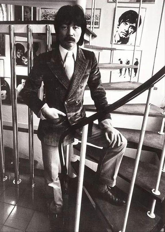 这个华人在美国被称作华人食神,80岁喜得子,老婆是美女还是硕士