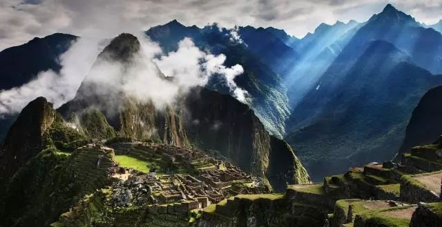 一个穿越时空的虫洞,真的有穿越时空的虫洞吗