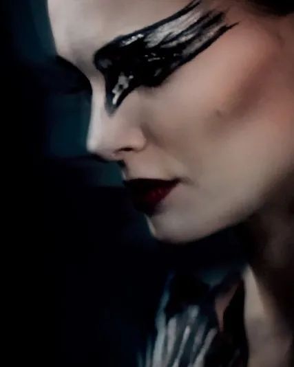 好利来黑天鹅餐具,黑天鹅刀叉是银的吗