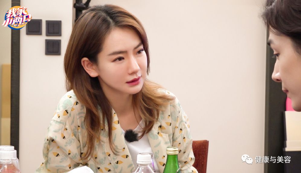 戚薇拍头发消面部水肿,戚薇刮痧的视频