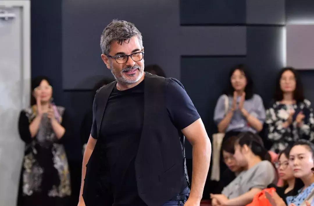 意大利导演保罗杰诺威赛,聚焦演讲视频