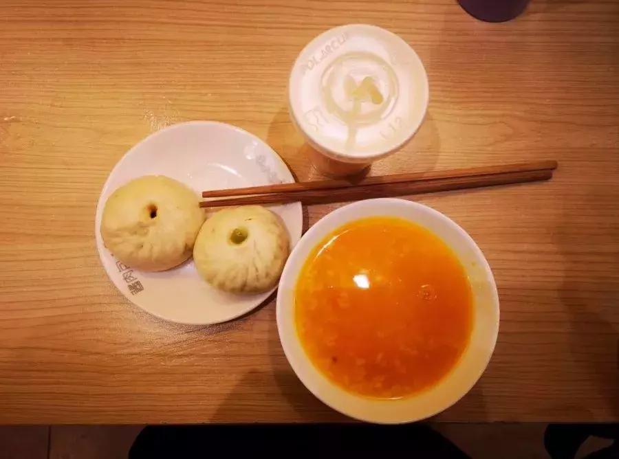 “老板儿，来十个包子，肉的哈~”都江堰人的早晨从这口油滋滋开始，这8家包子店，你最钟意哪家？