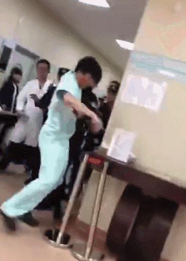 这个医生给患者加号被“报警”，想把患者看完，却被“强制带走”