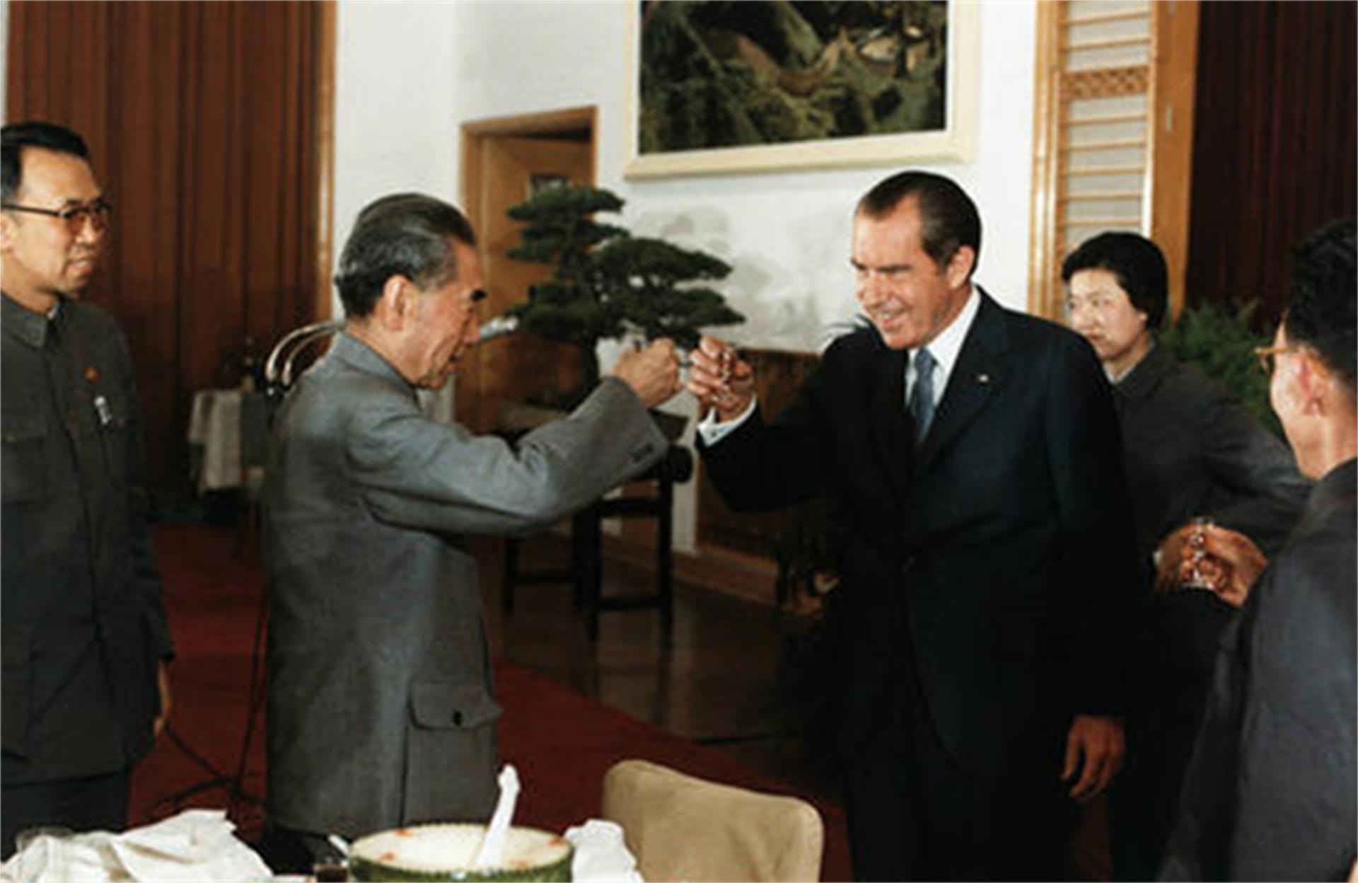 1972年周总理给尼克松敬酒，故意把杯口向上抬，如今看来的确高明