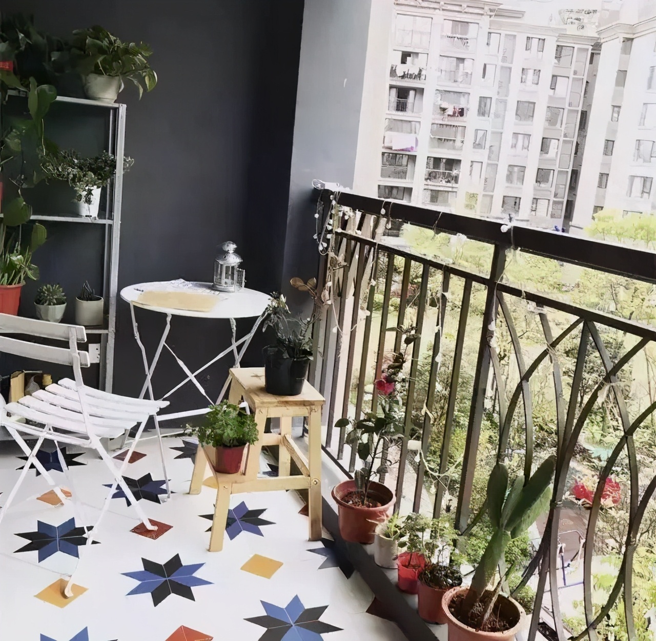 你们家阳台贴墙砖了吗,你们家阳台都瓷砖上墙没