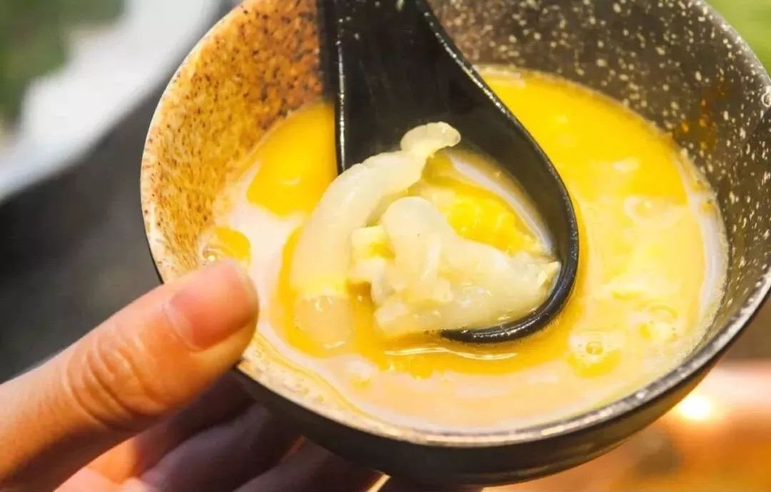 杀鸡时看到鸡皮有疙瘩怎么回事,杀鸡肚子里黄油留着还是扔了