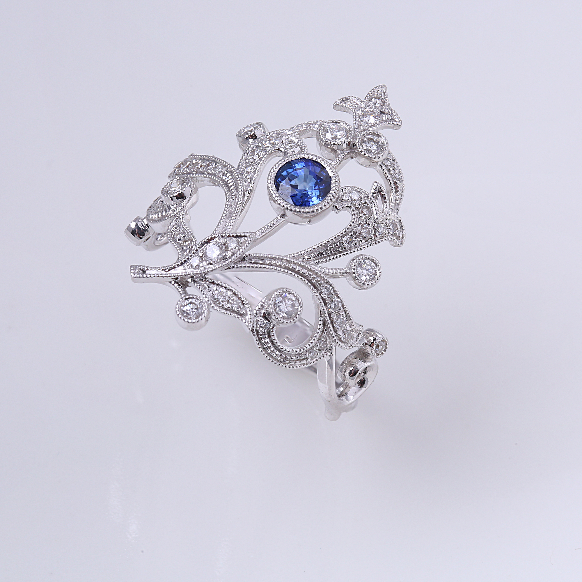 戒指戴小拇指防小人,女生戒指戴在右手无名指辟邪嘛