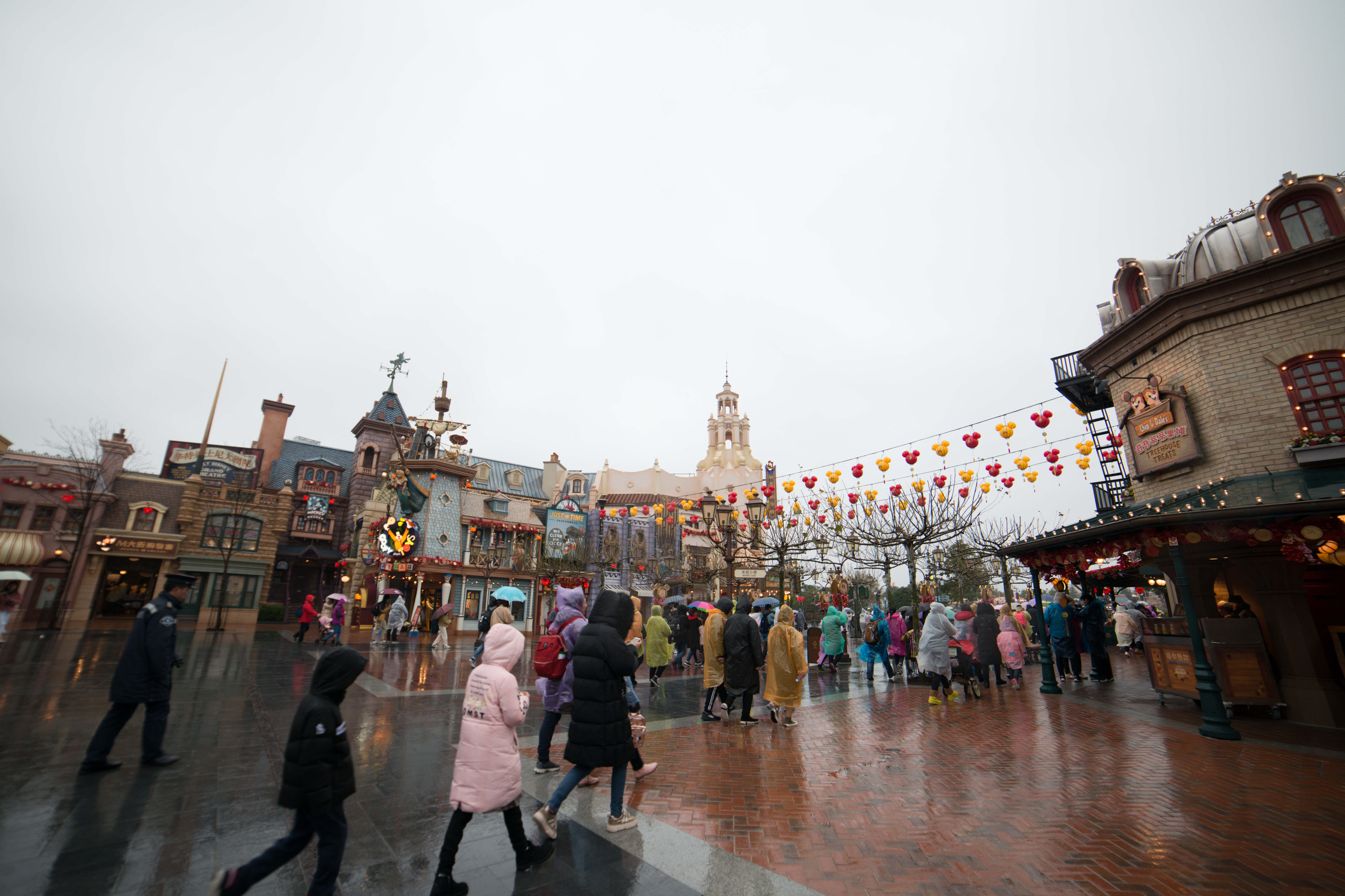 下雨天迪士尼值得去吗,雨天逛迪士尼攻略