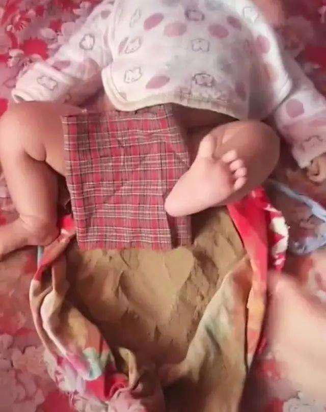 宝妈自制尿兜走红，还晒图炫耀，新手妈妈给宝宝护理臀部时该注意