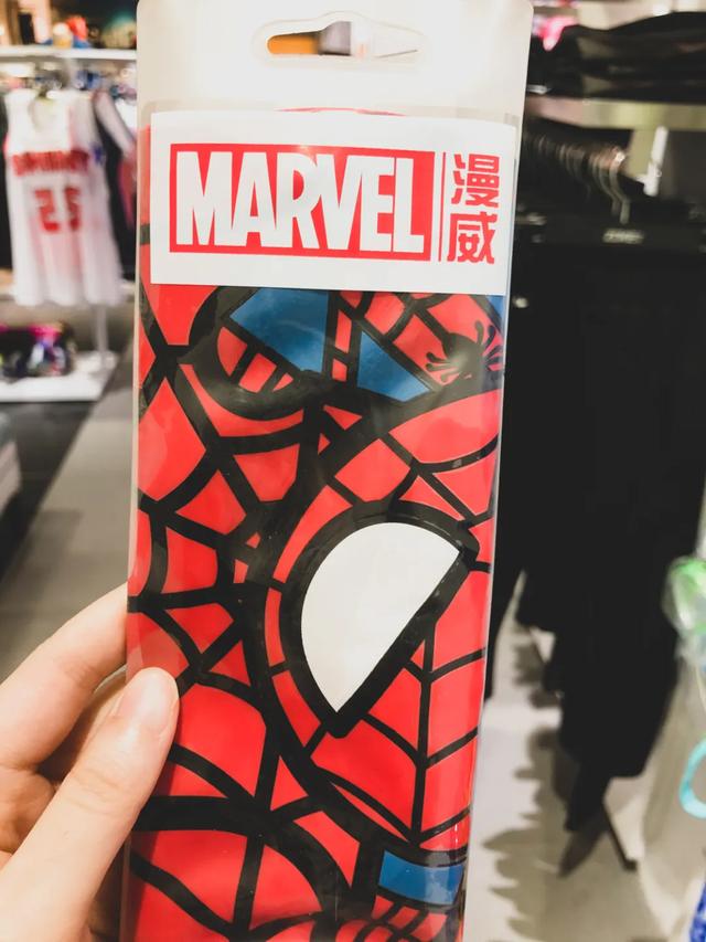 带娃游泳必须戴泳镜吗,儿童学游泳适合戴大框泳镜吗