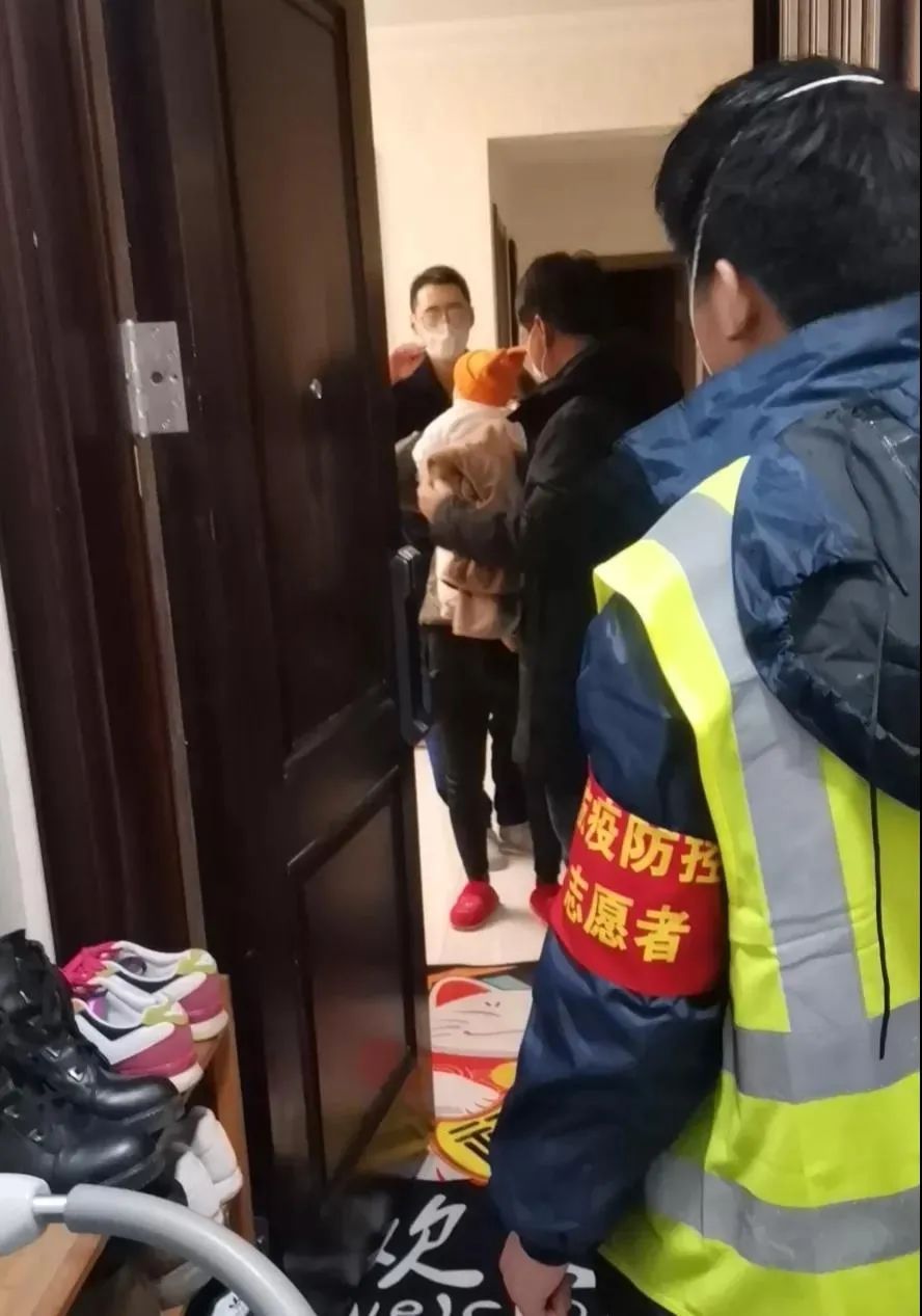 69岁老人救溺水孩子呛水,婴儿呛水老人晕倒