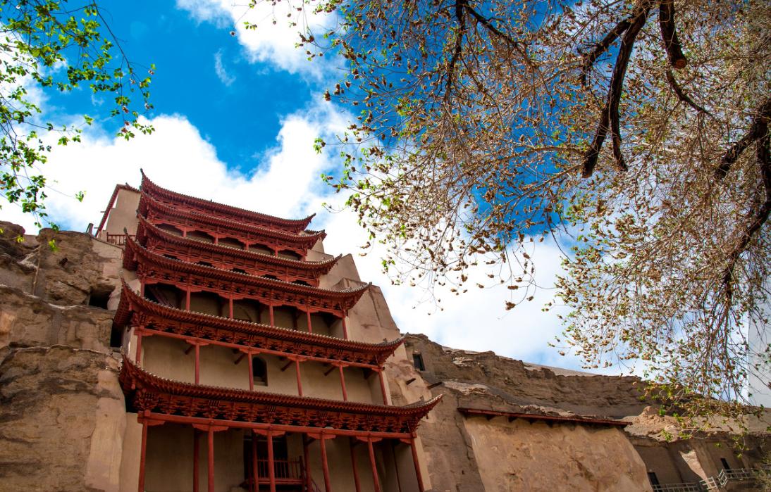 月牙泉到底有多神奇,太神奇了沙漠竟然有绿洲