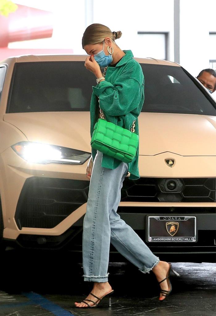 这个秋天“抹茶包”终于火了，时髦亮眼还很百搭，难怪明星都爱背