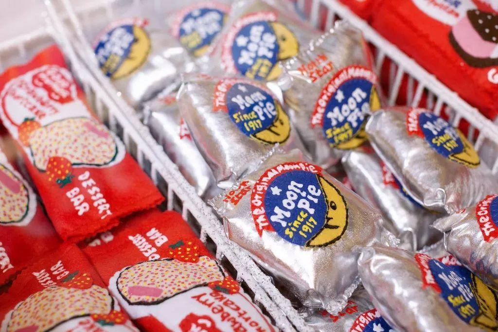 艺术家用一块布打造便利店、情趣用品店...生意却异常火爆