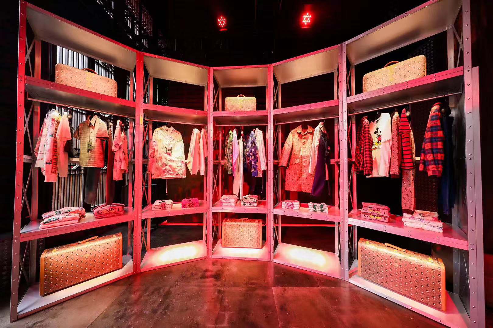 gucci古驰全新终曲时装系列发布会,古驰gucci系列产品